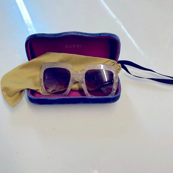 GUCCI  Sunglasses / Wide - High Bridge Fit Gucci GG0956S M (54 - 19) with Green lenses and Black frame  main image 2